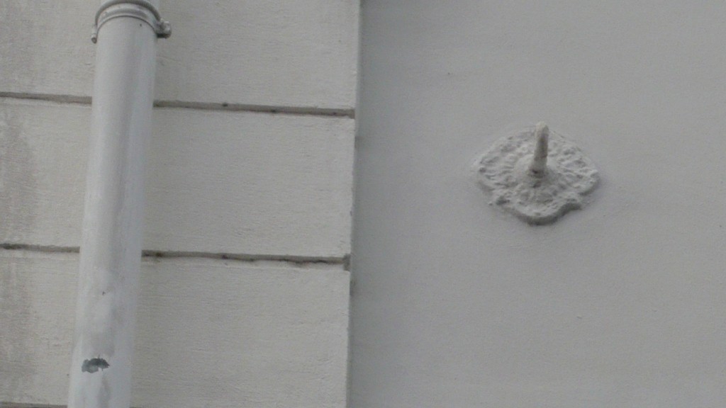 Eine Rosette an einer Saarbrücker Häuserwand - eine Erinnerung an die Zeit der Straßenbahn (Foto: Peter Weitzmann)