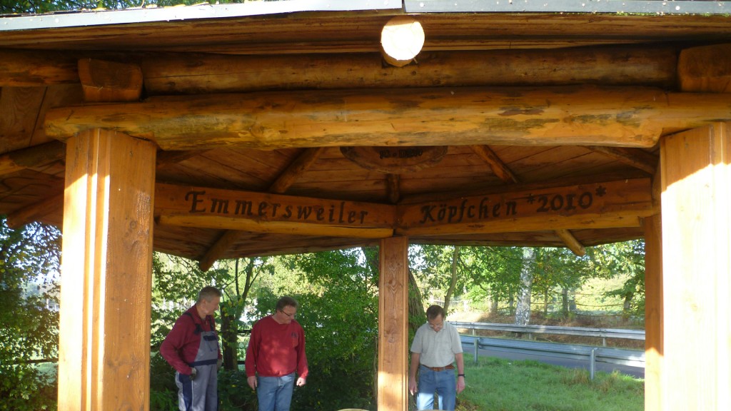 Der alte defekte Emmersweiler Dorfbrunnen - noch in Holzbauweise (Foto: Norbert Herth) 