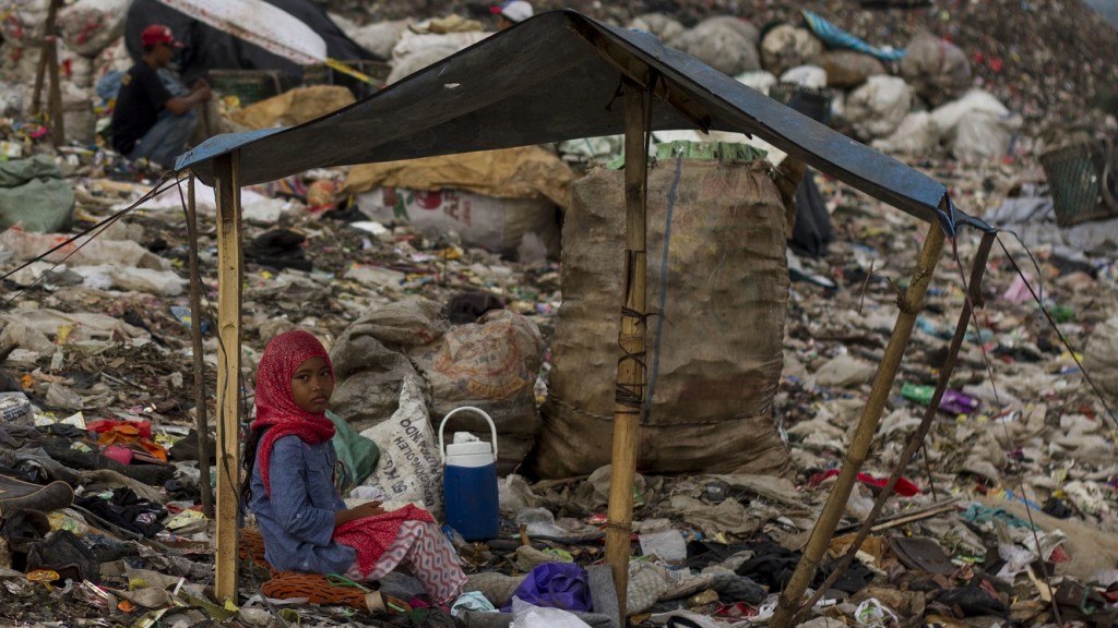Ein Kind auf einer Mülldeponie in Indonesien (Foto: dpa)