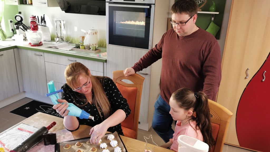 Lisa-Marie Imbsweiler und ihre Kinder Tim und Sabine beim Backen der Feenküsse (Foto: Oliver Buchhholz)