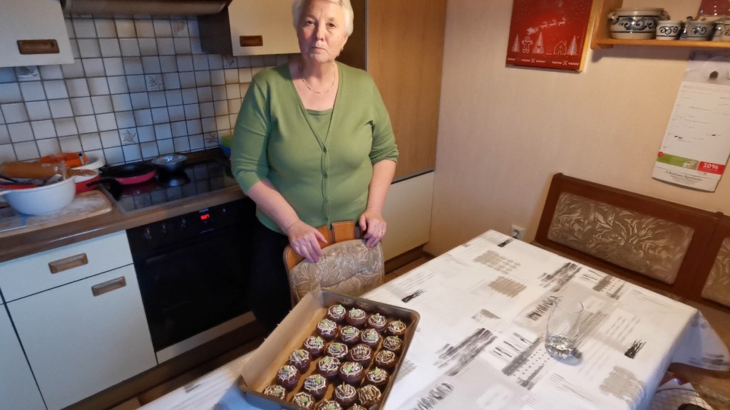  Hildegard Kunz mit ihren weihnachtlichen Mini-Sachertörtchen (Foto: SR/Oliver Buchholz)