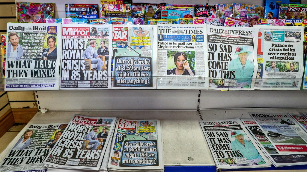 09.03.2021: Zeitungen, die das Interview von Prinz Harry und Meghan auf ihren Titelseiten führen, liegen an einem Zeitungsstand (Foto: picture alliance/dpa/PA Wire | Peter Byrne)