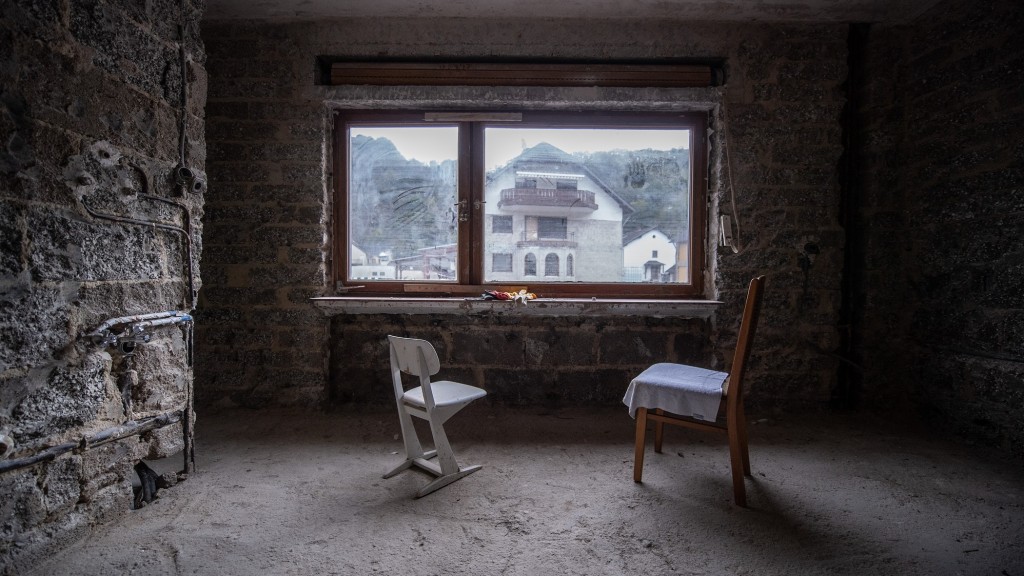Zwei Stühle im ehemaligen Wohnzimmer eines von der Flut zerstörten Hauses in Altenahr (Foto: picture alliance/dpa | Boris Roessler)