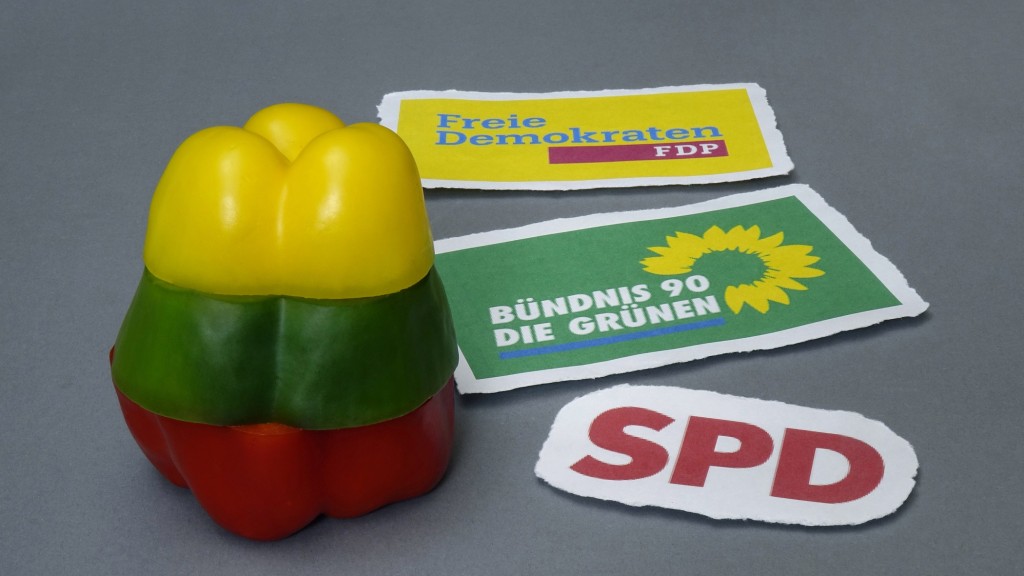 Symbolbild: Parteilogos und Paprikascheiben in den Farben einer Ampel (Foto: picture alliance / ZB | Z6944 Sascha Steinach)