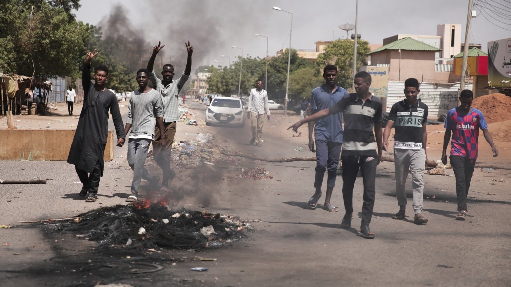 Junge Männer verbrennen bei ihrem Protest gegen das Militär einen Tag nach dem Putsch im Sudan Reifen (Foto: picture alliance/dpa/AP | Marwan Ali)