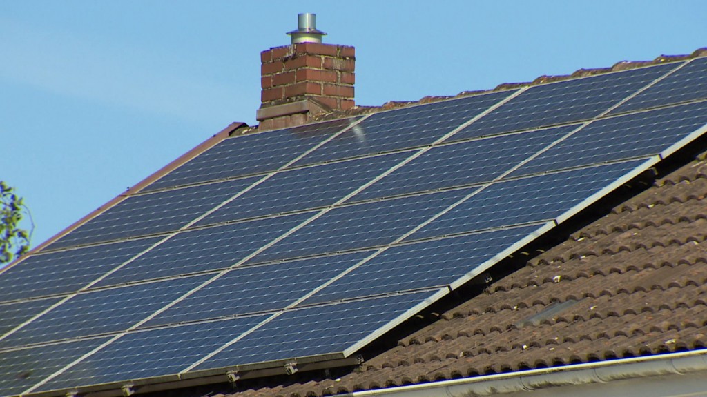 Photovoltaikanlage auf einem Dach (Foto: SR)