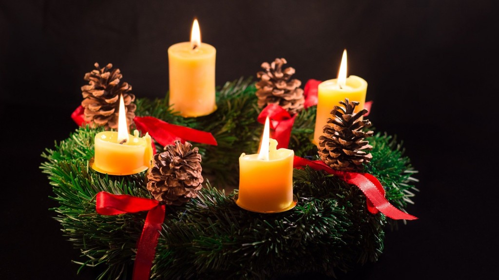 Adventskranz mit brennenden Kerzen (Quelle: pixabay / TheoCrazzolara)