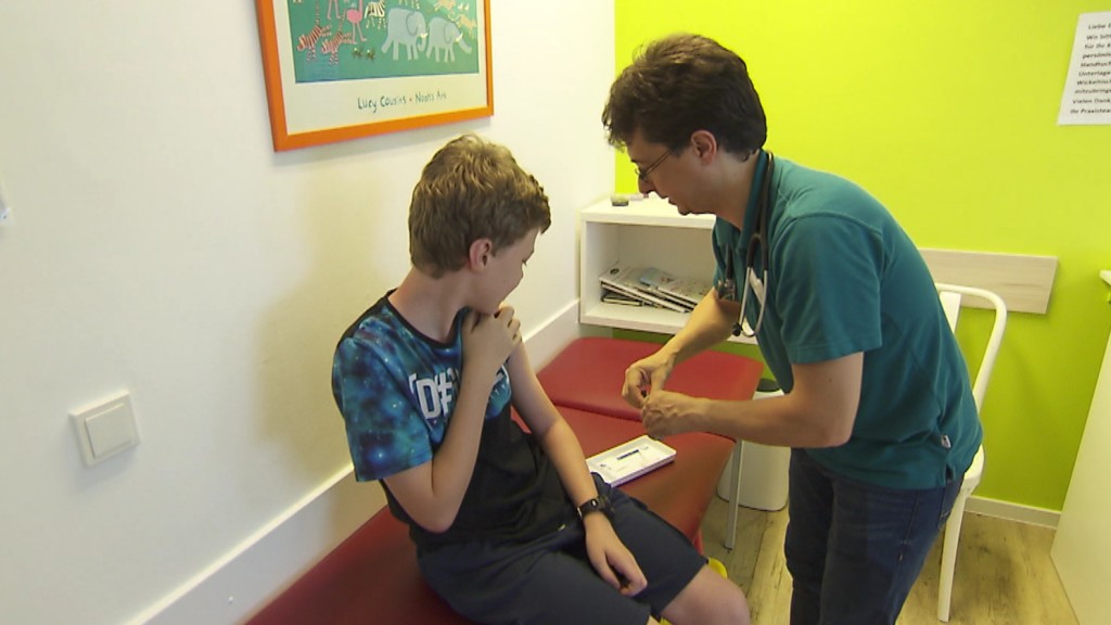 Symbolbild: Ein Junge wird in einer Arztpraxis geimpft (Archivfoto: SR Fernsehen)