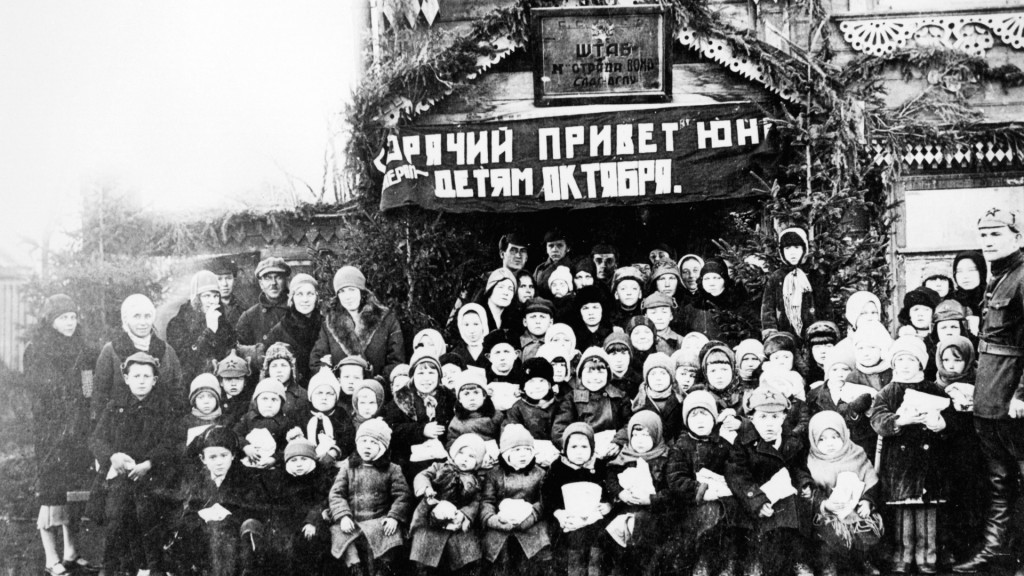 Ein Straf- und Arbeitslager in der Sowjetunion. Gruppenfoto: Kinder und Betreuer (Foto: picture-alliance / akg-images | akg-images)