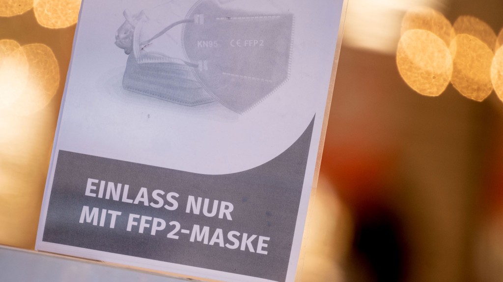 Schild mit der Aufschrift: Einlass nur mit FFP2-Maske (Foto: dpa | Marijan Murat)