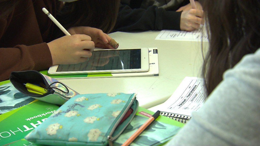 Schüler erledigen Aufgaben auf dem Tablet (Foto: SR)