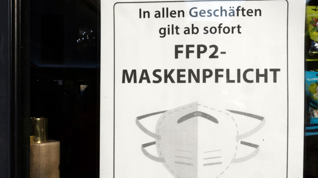 Foto: Ein Schild weist auf die FFP2-Maskenpflicht in einem Geschäft hin. (Foto: picture alliance/dpa | Bernd Weißbrod)