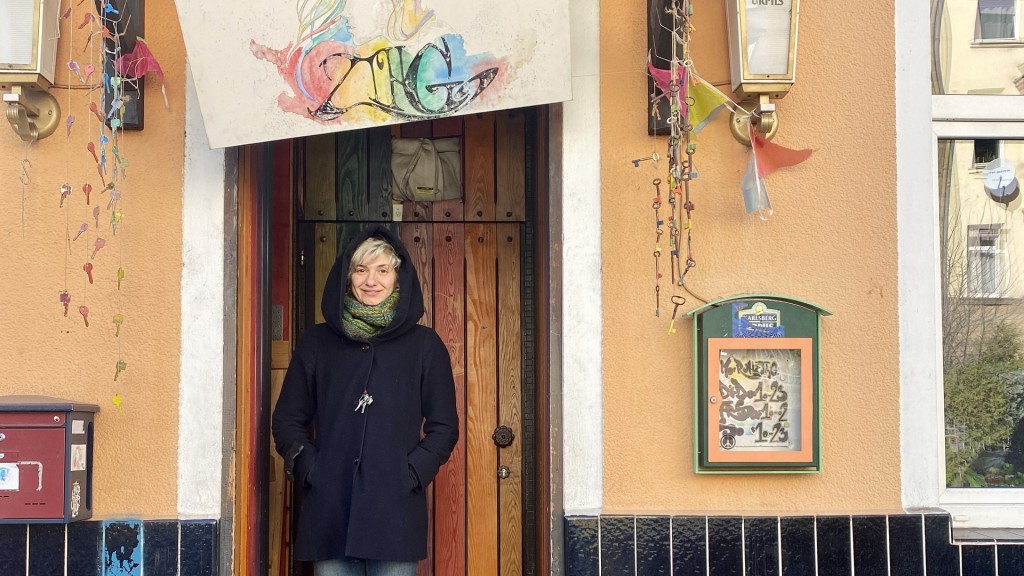 Awa Taban-Shomal vor ihrem Café Zing (Foto: Alice Kremer)