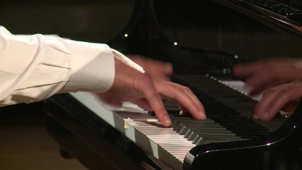 Symbolbild: Die Hände eines Klavierspielers