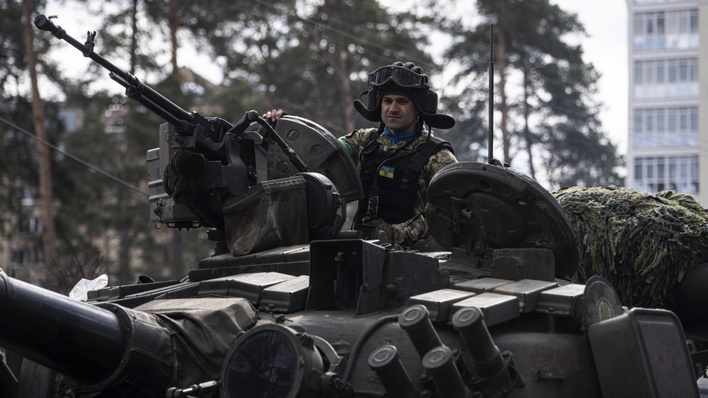Ein ukrainischer Soldat fährt auf einem Panzer