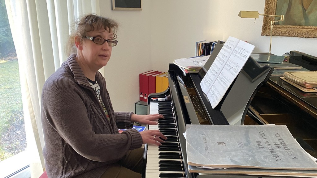 Juliane beim Klavierspielen
