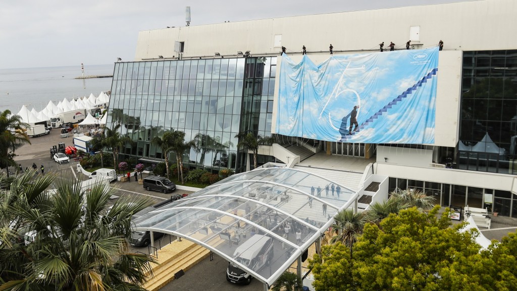 Arbeiter befestigen das offizielle Plakat des 75. Internationalen Filmfestivals von Cannes am Grand Theatre Lumiere