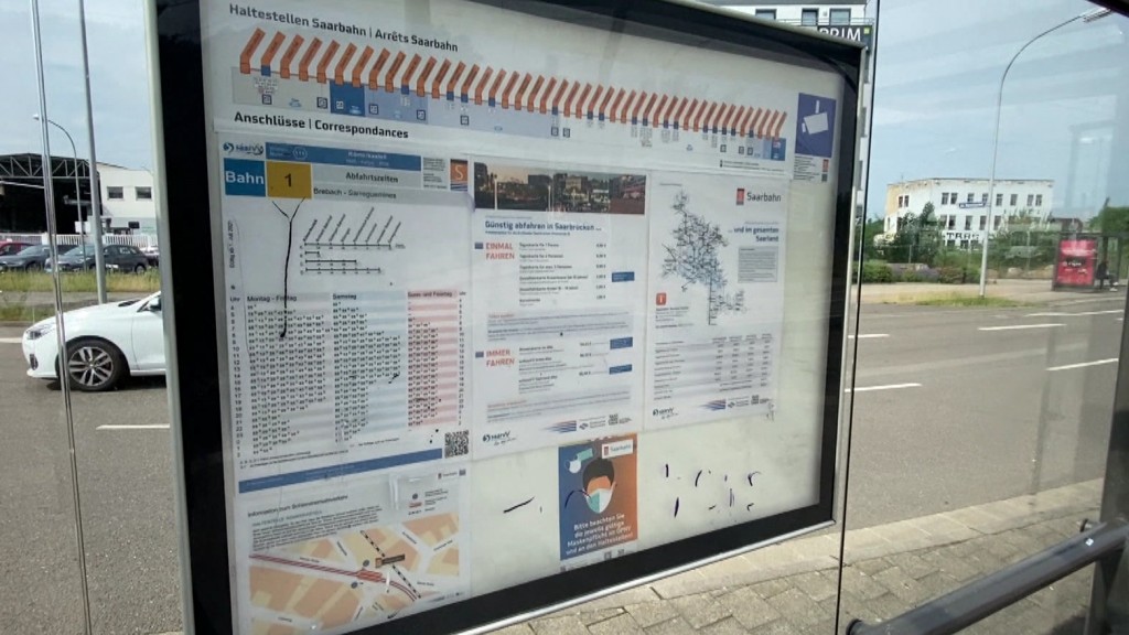 Symbilbild: ein Busfahrplan an einer Haltestelle im Saarland
