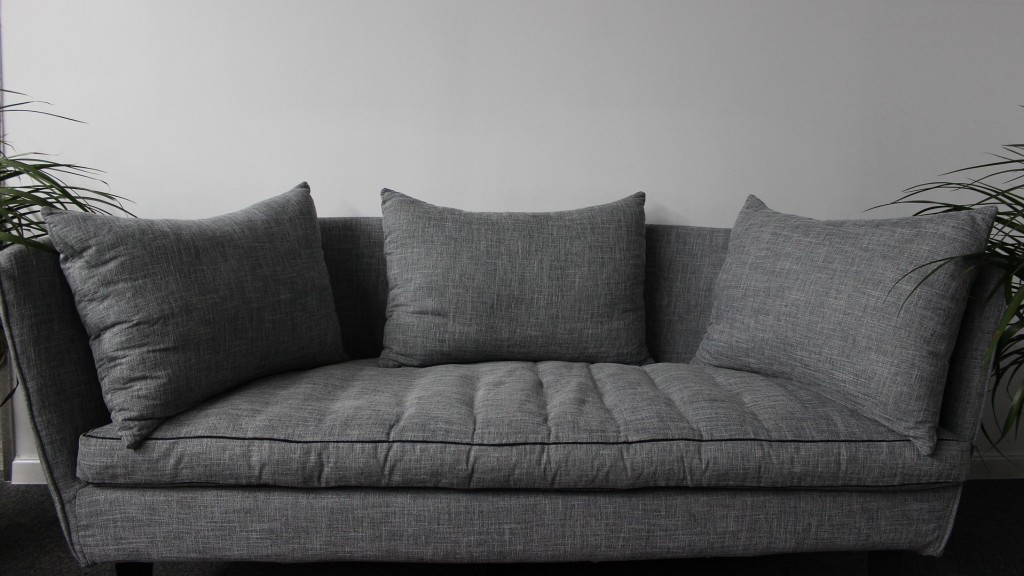 Foto: Ein graues Sofa mit drei Kissen