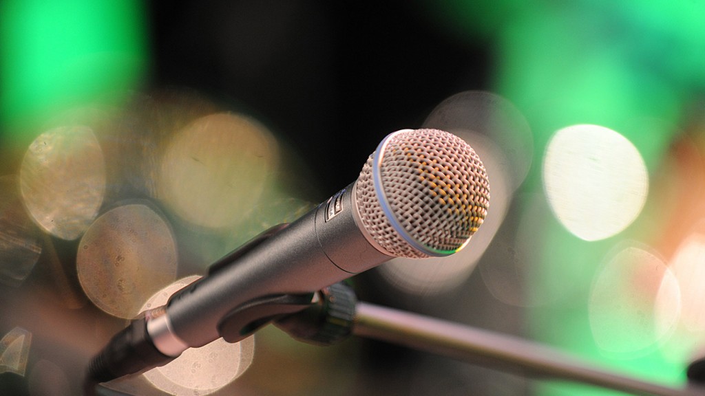 Ein Mikrofon vor grün-schillerndem Hintergrund