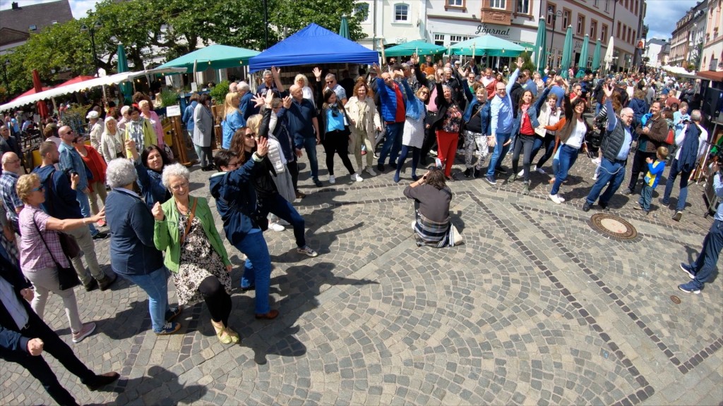 Foto: Flashmob auf dem St. Wendler Bauernmarkt