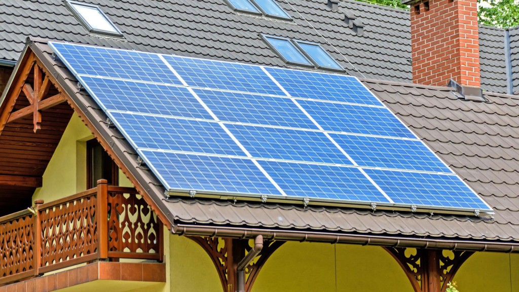 Auf einem Hausdach sind Solarpanele angebracht