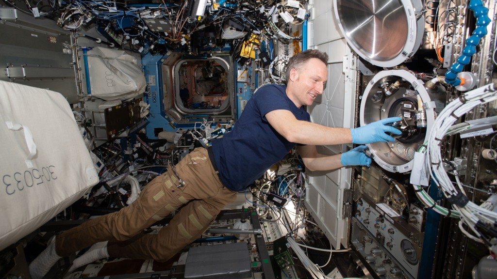 Matthias Maurer gleitet während den Arbeiten an einem Experiment schwerelos durch die ISS