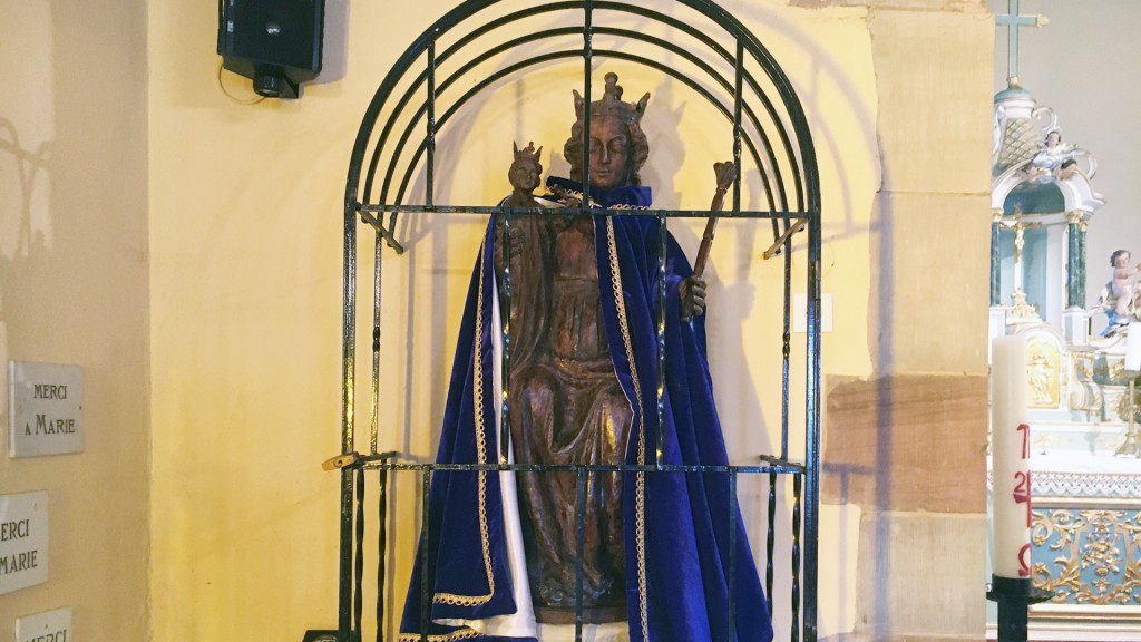 Die uralte hölzerne Madonna in der Kirche von Heckenransbach