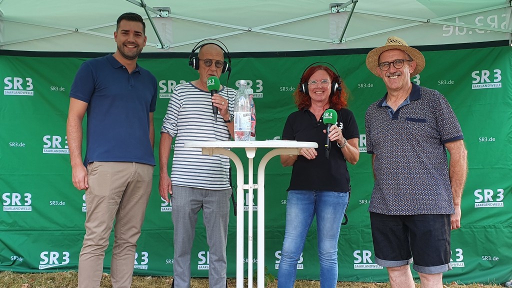 Stellvertretendem Bürgermeister Alexander Zeyer, SR 3-Reporter Thomas Gerber und Susanne Wachs, Ortsvorsteher Wolfgang Theiss 