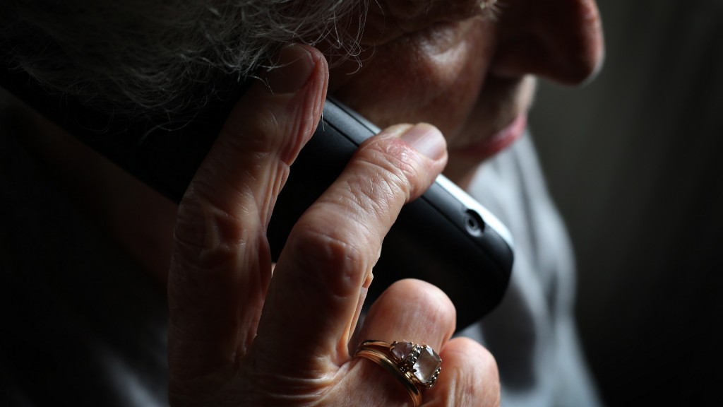 Ältere Frau am Telefon