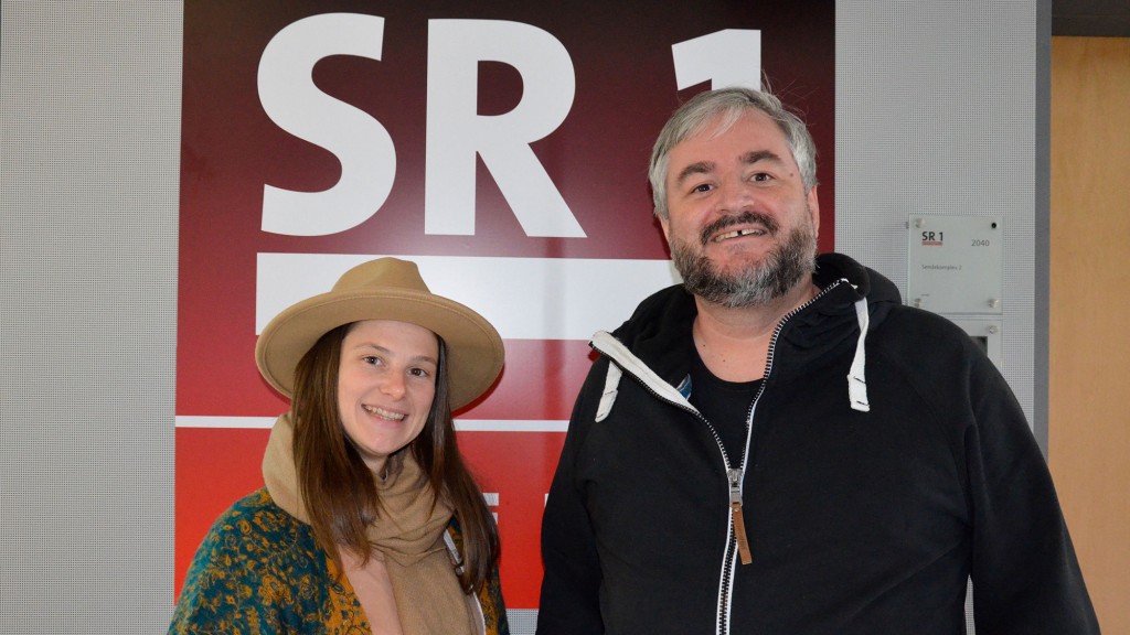 SR 1 Moderatorin Jessica Ziegler und Igor Holland-Moritz, Leiter der Europäischen Kinder- und Jugendbuchmesse