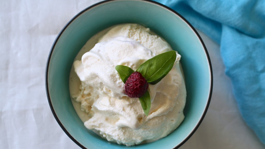 Eis mit Sahne und einer Himbeere in einem Schüsselchen