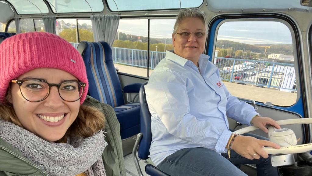 SR 3-Reporterin Simin Sadeghi (l.) und Petra (r.) im Setra S6