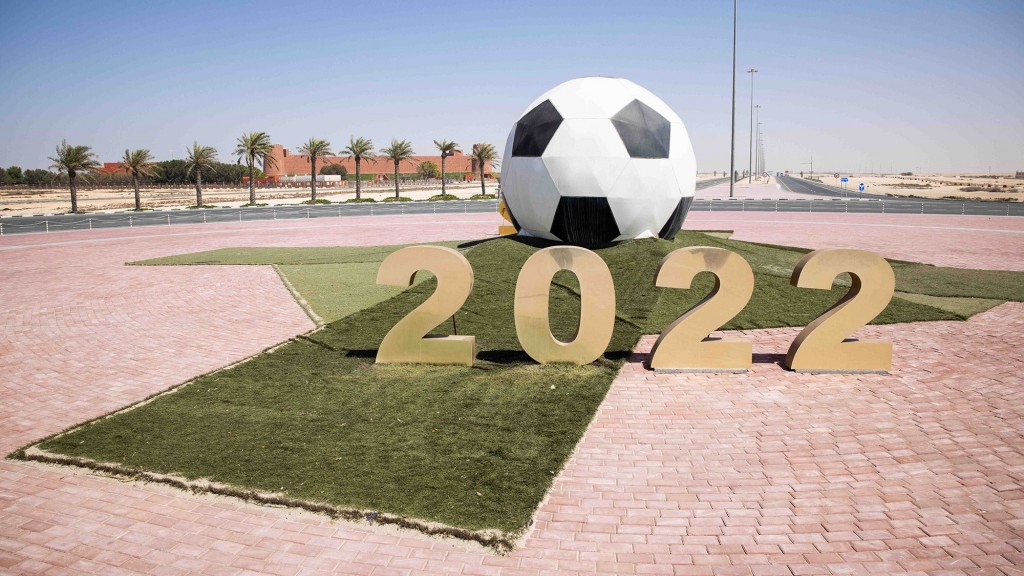 Ein großer Ball mit der Jahreszahl 2022 steht auf einer Verkehrsinsel mit Kreisverkehr vor dem Trainigsgelände Al-Shamal sports Club in der Hafenstadt Al Ruwais.