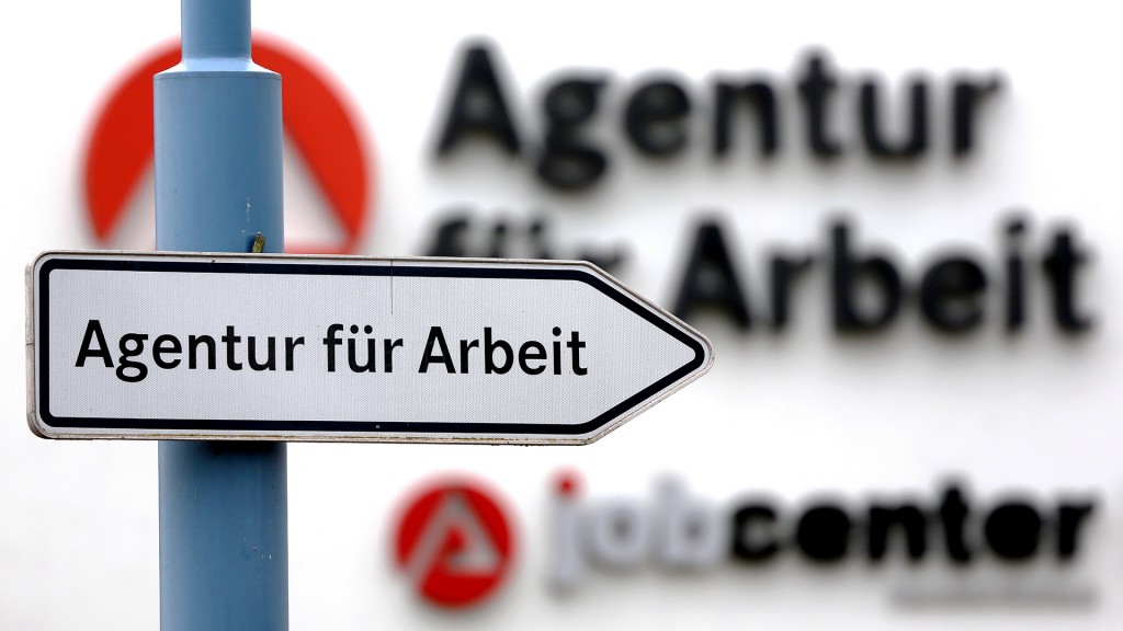 Ein Schild weist den Weg zur Agentur für Arbeit und das Jobcenter