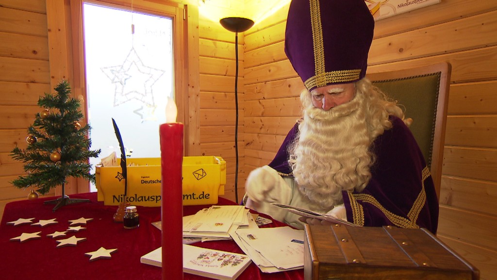 Nikolaus auf den Postamt liest seine Briefe