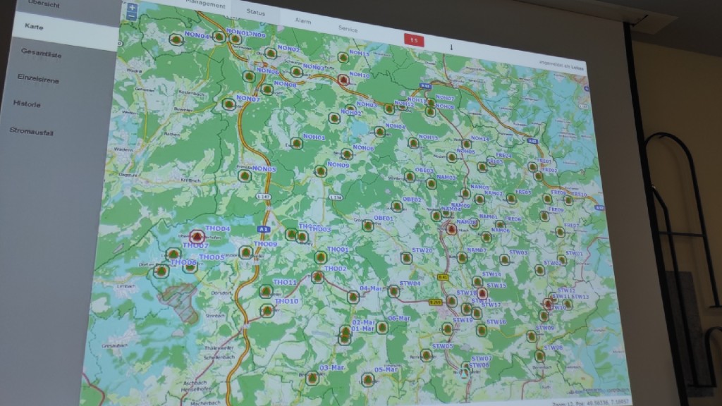Eine Landkarte an einer Leinwand zum Warntag im Saarland
