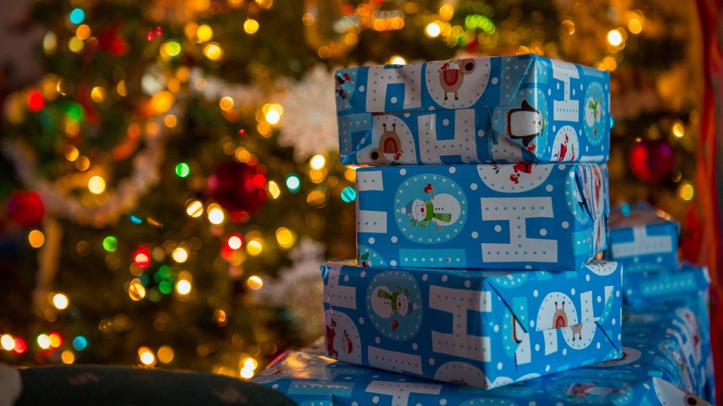 Weihnachtsgeschenke vor dem Baum
