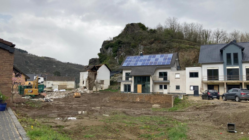 Zerstörte und renovierte Häuser im Ahrtal im April 2022