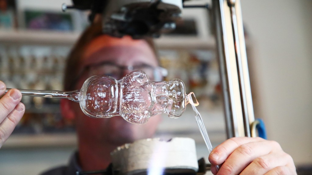 Glasbläser Michael Haberland fertigt Christbaumschmuck in Form eines Astronauten