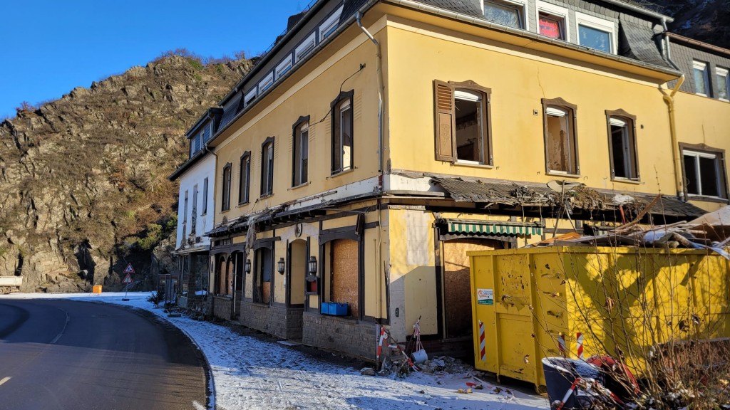 Weihnachtszeit im Ahrtal - Schnee und Häuser im Ahrtal