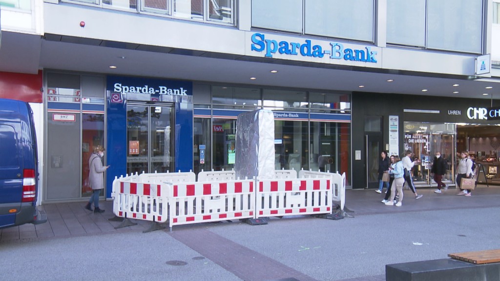 Foto: Eingang einer Sparda-Bank Filiale