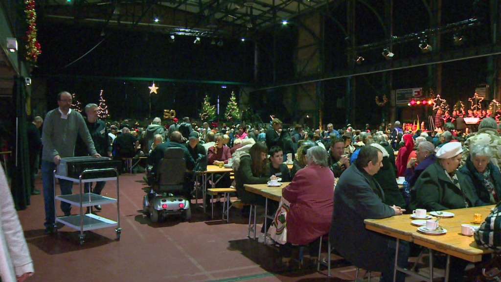 Obdachlose und Bedürftige während der Heilig-Abend-Aktion im E-Werk in Saarbrücken