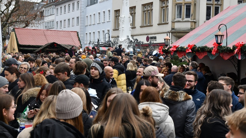 Menschen an Heiligmorgen auf dem St. Johanner Markt in Saarbrücken