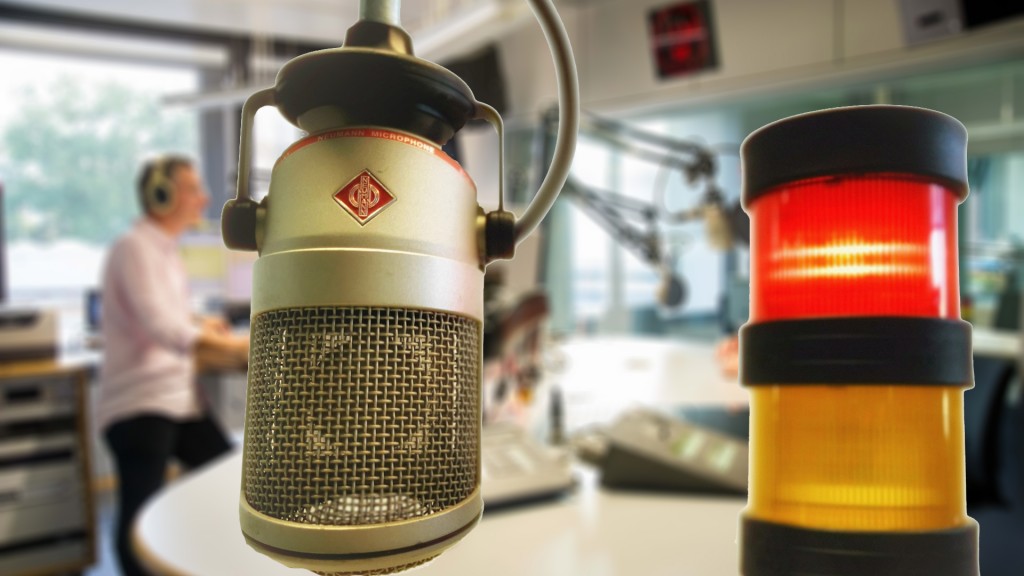 Mikrofon und Rotlicht im Sendestudio