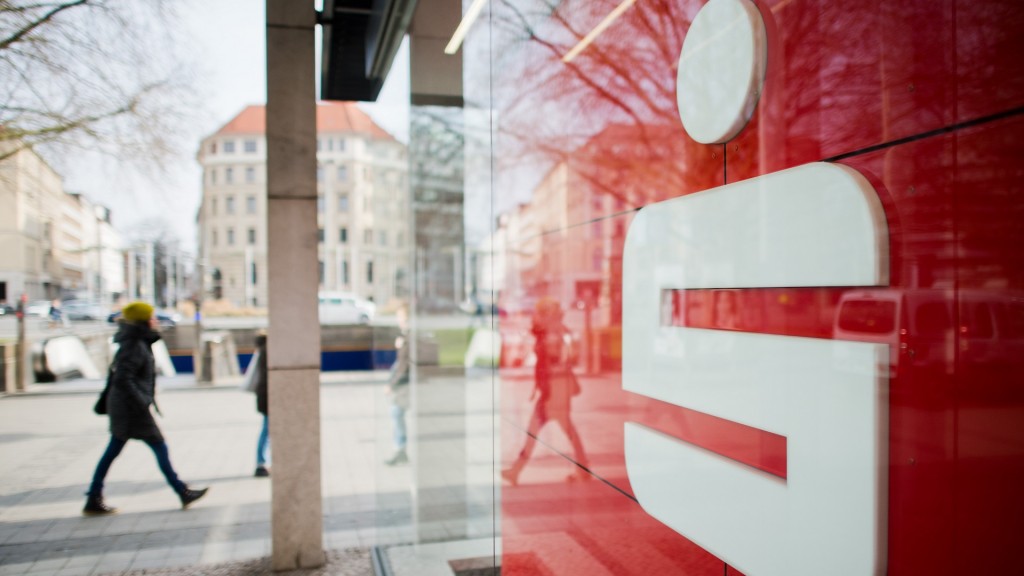 Frau auf dem Weg zur Sparkasse