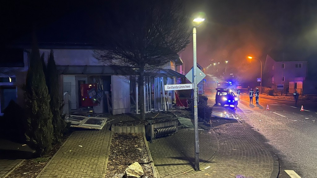 Die Sparkassenfiliale in Neunkirchen-Furpach nach der Sprengung des Geldautomaten