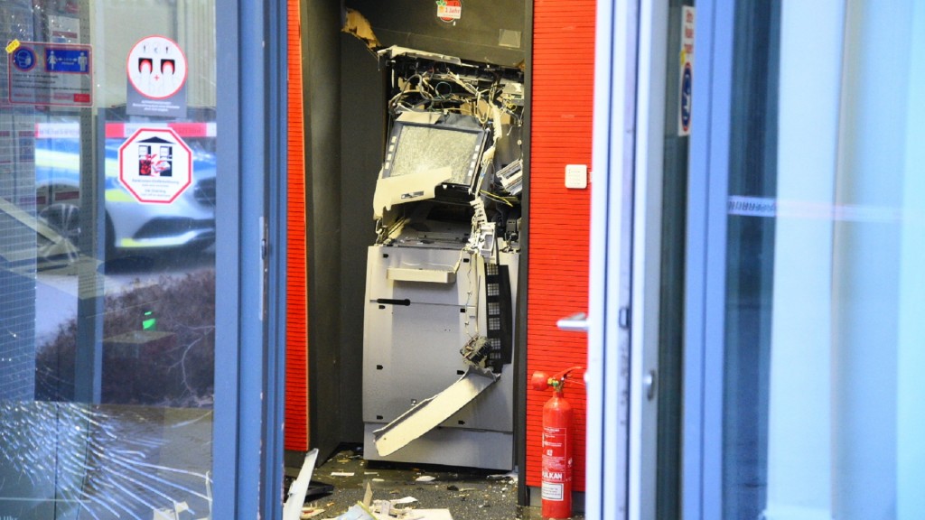 Ein gesprengter Geldautomat in einem Bankgebäude