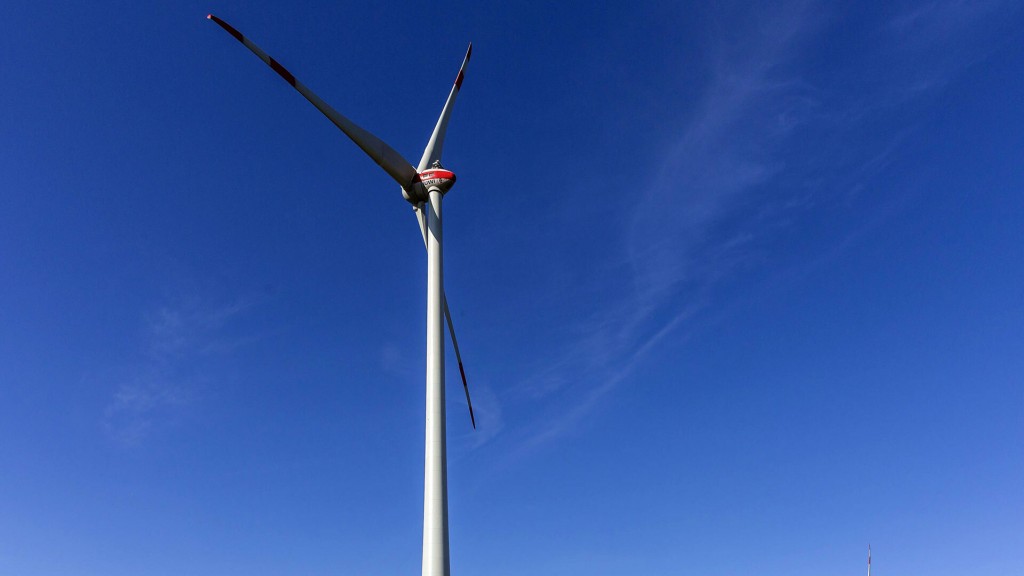 Foto: Windkraftanlage bei Perl, im Hintergrund das Atomkraftwerk Cattenom in Frankreich
