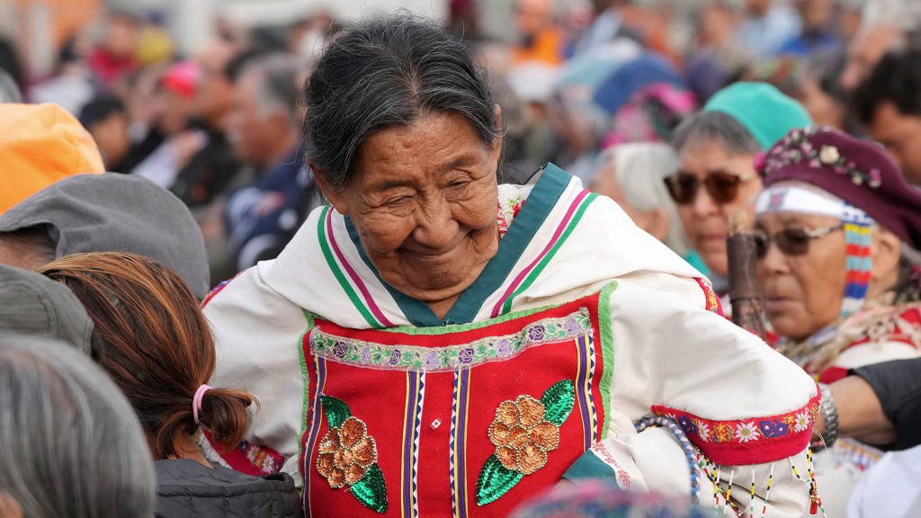 Indigene Frau beim Papstbesuch in Kanada